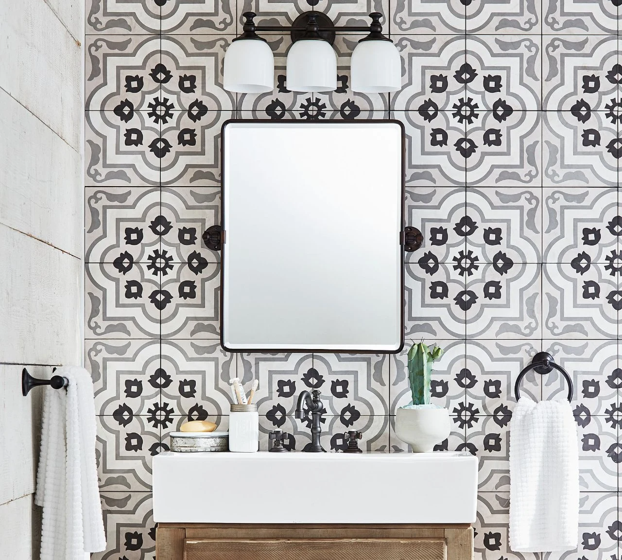 Miroir de salle de bains fait sur commande de miroir de toilette de luxe moderne de décor de mur d'hôtel gracieux