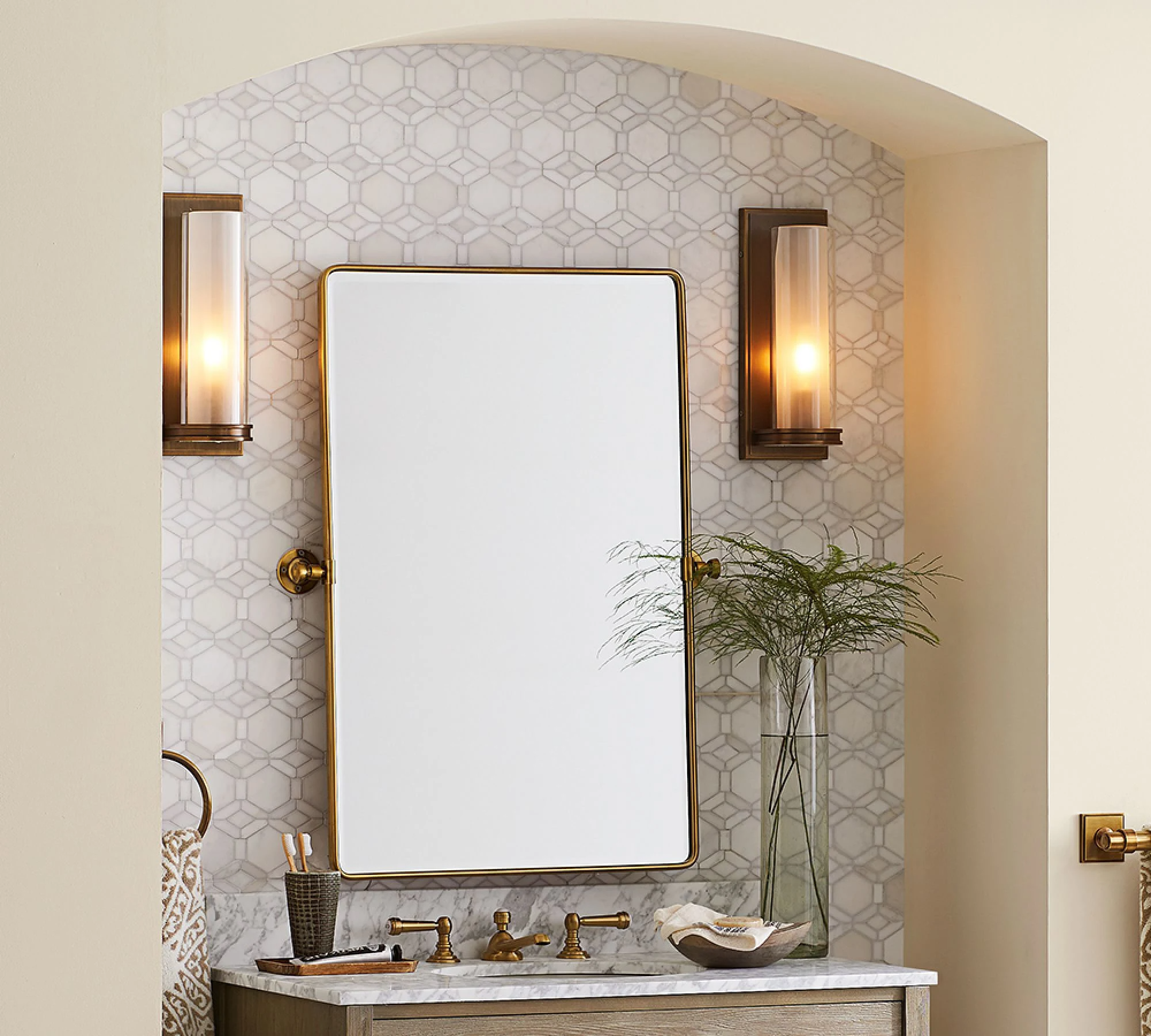 Miroir de salle de bains fait sur commande de miroir de toilette de luxe moderne de décor de mur d'hôtel gracieux